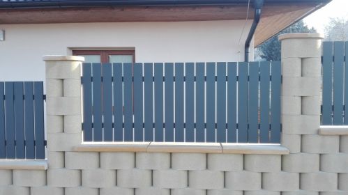 plaňkový plot z profilu 100x20 mm, barva antracit s jemnou strukturou