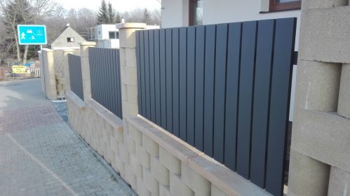 plaňkový plot z profilu 100x20 mm, barva antracit s jemnou strukturou