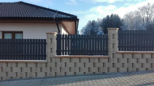 plaňkový plot z profilu 100x20 mm, barva antracit s jemnou strukturou