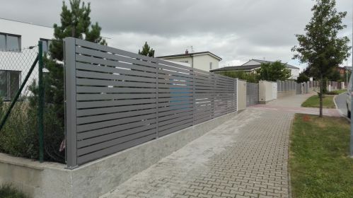 plotové pole s vodorovnou výplní před rámem z profilu 80x20 mm, barva RAL 9007