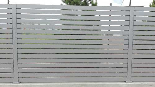 plotové pole s vodorovnou výplní před rámem z profilu 80x20 mm, barva RAL 9007