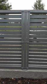 plotové pole s vodorovnou výplní před rámem z profilu 80x20 mm, barva RAL 9007