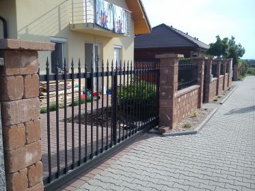 Tyčkový hliníkový plot s ozdobnými špičkami