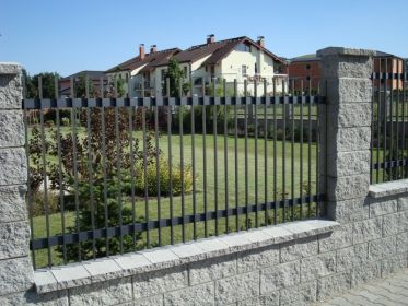 Jednoduchý tyčkový hliníkový plot