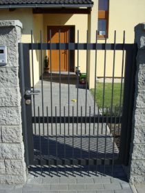 Jednoduchý tyčkový hliníkový plot