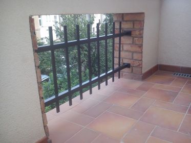 Jednoduchý tyčkový hliníkový plot