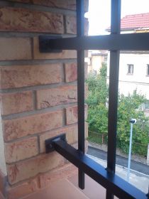 Jednoduchý tyčkový hliníkový plot