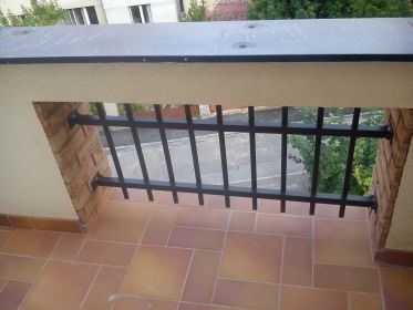 Jednoduchý tyčkový hliníkový plot