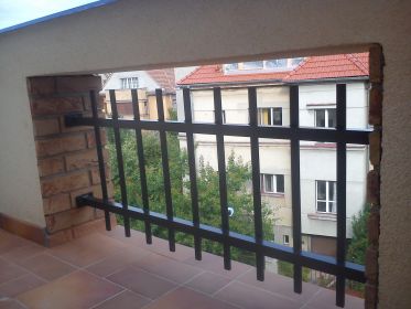 Jednoduchý tyčkový hliníkový plot