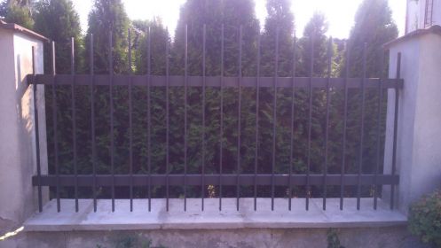 Jednoduchý tyčkový hliníkový plot