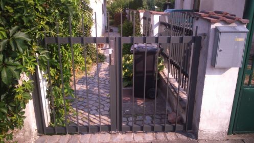 Jednoduchý tyčkový hliníkový plot