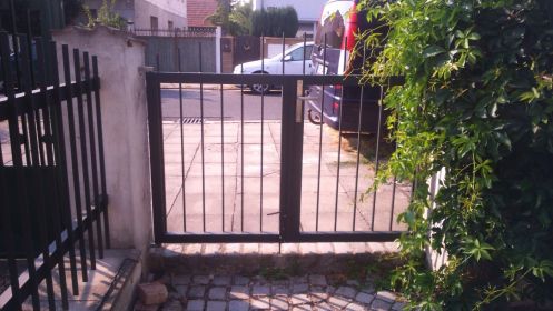 Jednoduchý tyčkový hliníkový plot