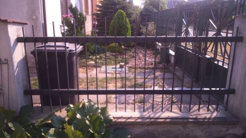 Jednoduchý tyčkový hliníkový plot