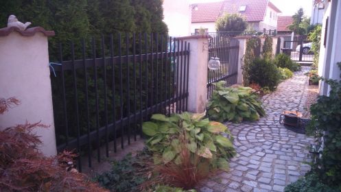 Jednoduchý tyčkový hliníkový plot