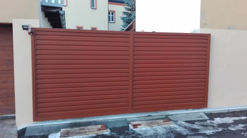 hliníková pojezdová brána s plnou výplní