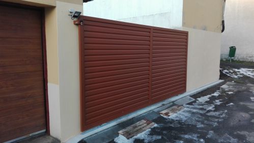 hliníková pojezdová brána s plnou výplní