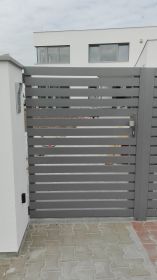 branka s vodorovnou výplní před rámem z profilu 80x20 mm, barva RAL 9007