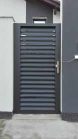 hliníková branka s okenicovou výplní