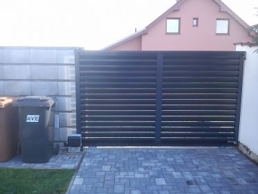 Pojezdové brány po kolejnici