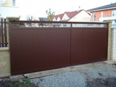 Pojezdové brány po kolejnici