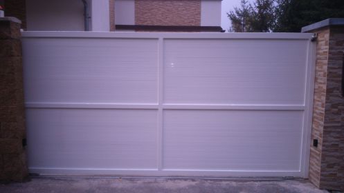 Pojezdové brány po kolejnici