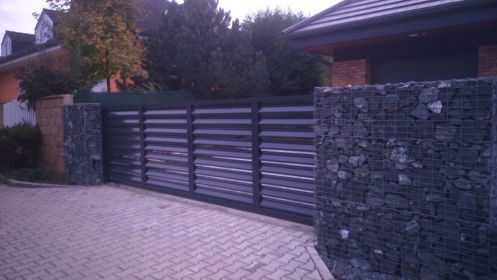 Pojezdové brány po kolejnici