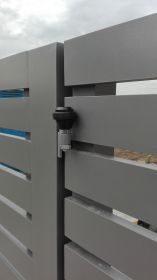 pojezdová brána po kolejnici s vodorovnou výplní před rámem z profilu 80x20 mm, barva RAL 9007