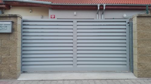 hliníková pojezdová brána po kolejnici s okenicovou výplní