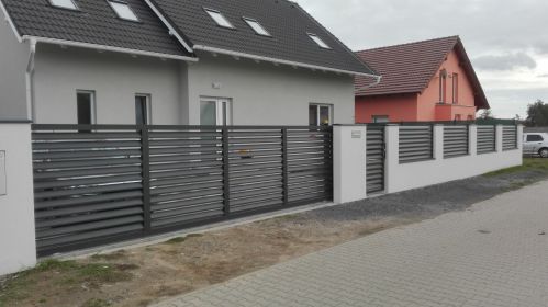 pojezdová brána po kolejnici s okenicovou výplní, průjezd 6,5 m