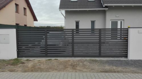 pojezdová brána po kolejnici s okenicovou výplní, průjezd 6,5 m