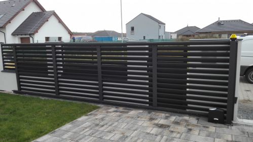 pojezdová brána po kolejnici s okenicovou výplní, průjezd 6,5 m