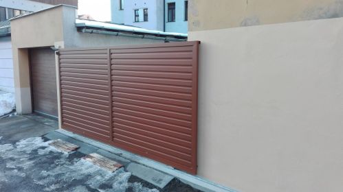 Hliníková pojezdová brána s plnou výplní