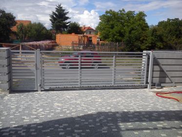 Hliníkové samonosné brány