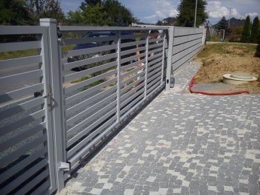 Hliníkové samonosné brány