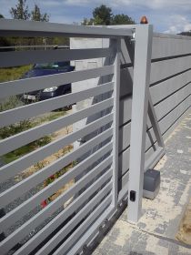 Hliníkové samonosné brány