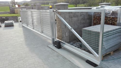 samonosná hliníková brána s okenicovou výplní, bez povrchové úpravy