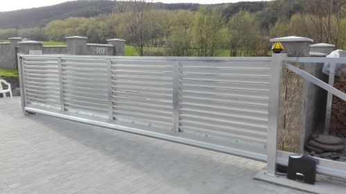 samonosná hliníková brána s okenicovou výplní, bez povrchové úpravy