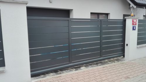 Samonosná hliníková brána, výplň profil 180x18mm