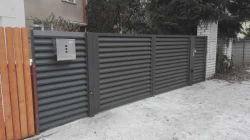 dvoukřídlá brána s okenicovou výplní, barva antracit s jemnou strukturou