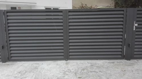 dvoukřídlá brána s okenicovou výplní, barva antracit s jemnou strukturou