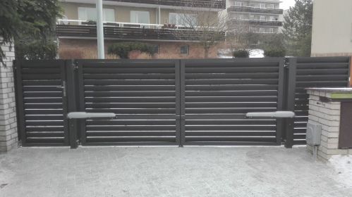 dvoukřídlá brána s okenicovou výplní, barva antracit s jemnou strukturou