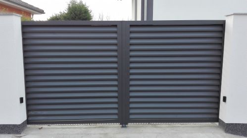 dvoukřídlá hliníková brána s okenicovou výplní